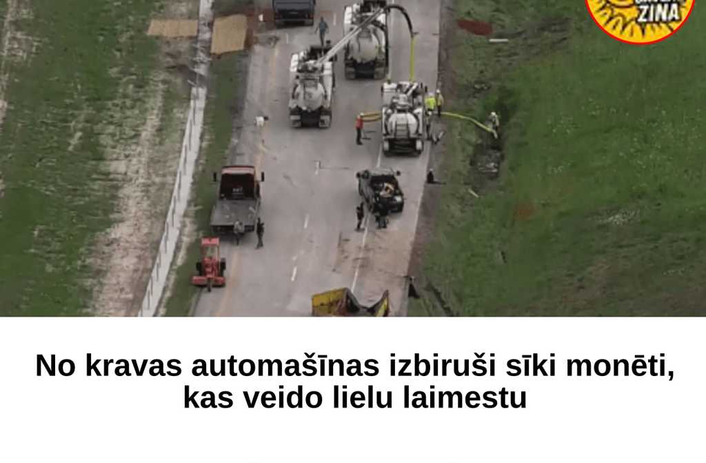 No kravas automašīnas izbiruši sīki monēti, kas veido lielu laimestu