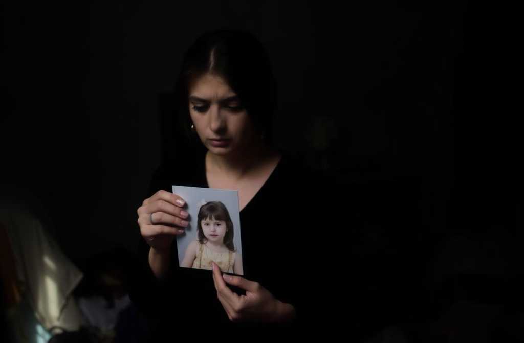 Após Enterrarmos Nossa Filha, Encontrei Um Bilhete Dela: ‘Mãe, Se Está Lendo Isso, Olhe Debaixo da Cama’